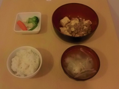 麻婆豆腐、温野菜サラダ、スープ.JPG